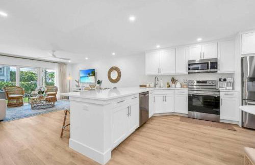 Lux Beachside 2nd Floor Condo 3 Steps to the Beach! - Foto 26