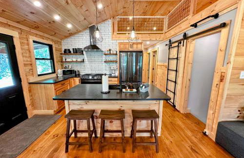 5R Cozy log chalet in fantastic location. Ski, snowshoe, fish, explore! AC, pet friendly! - Photo 37