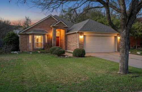 NEW! Stylish Home Arcade & Fireplace Sleeps 10 - Foto 3