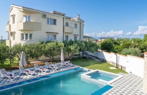 Apartman Strmota s bazenom i jakuzijem - Foto 22