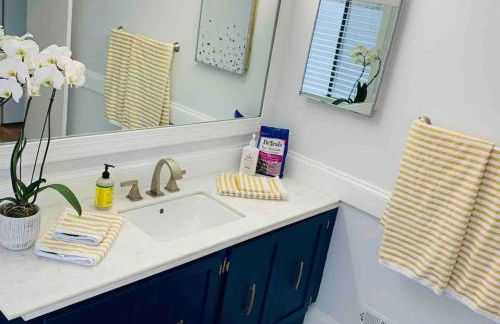 A Regal Retreat- Exclusive Parking, Prime Location - Foto 35