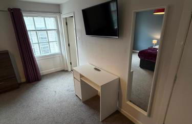 City Centre 4 Bedroom Apartment with Terrace Sleeps 10 by StaySavvy Accommodation - Foto 26