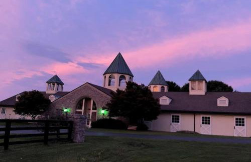 Stay in a Converted Horse Stall Suite with Private Bath, Breakfast & Farm Views Near Old Hickory Lake - Foto 1