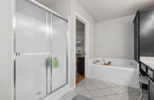 Pool, Hot Tub, Game Room & Sleeps 18! By StayLage - Foto 25