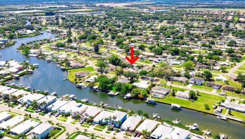 Renovated 3B 2BA, oasis yard Hot tub - Photo 2