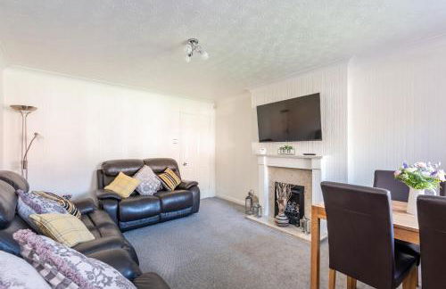 14 Acomb Wood Drive Peaceful 2-Bed Home in York with Free Parking - Pass the Keys - Photo 1