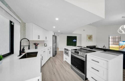 Waterfront Escape with Wild Owl Charm, Heated Pool & Pet-Friendly - Foto 8