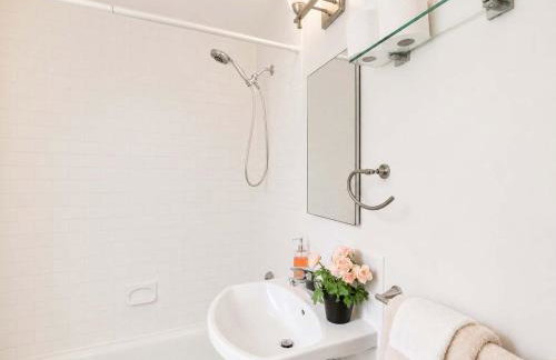 Beautiful 3BR 2BA Colonial House by CozySuites - Foto 17