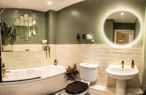 Chic, immaculate Warwick apartment sleeps 4,2 bathrooms, free private parking, easy walk to Warwick, canal-side pub on doorstep - perfect for family breaks, the races or work stays - Foto 6