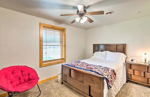 Family Home with Hot Tub - Walk to Johnson Lake! - Foto 19