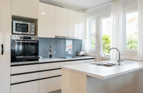 Azure Escape SEA VIEW Apartment - Photo 7