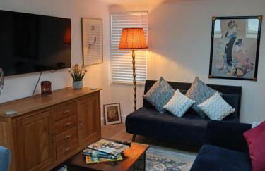 Luxury 1 bed apartment close to Airport and Exhibition centre ideal for short long term stays very cosy nicely furnished for comfort with all mod cons FreeParking on site Free WIFI - Foto 30