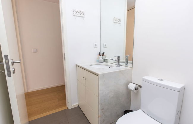 Bright 3BR Flat w/ AC in City Center by LovelyStay - Photo 75