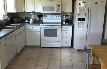 Spacious and Walk to the Beach with Central AC and Outdoor Shower - Photo 10