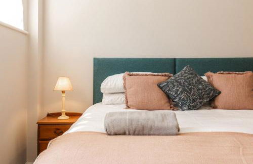 Stylish Coach House Retreat - Foto 35