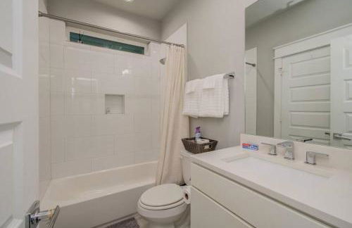 Luxurious Med Cntr/NRG Townhome - Photo 14