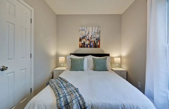 Spacious 6BR/3BA House w/ Parking! Sleeps 20! - Foto 16