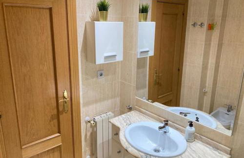 Apartamento grande, 2 dormitorios, garaje gratis - Foto 9