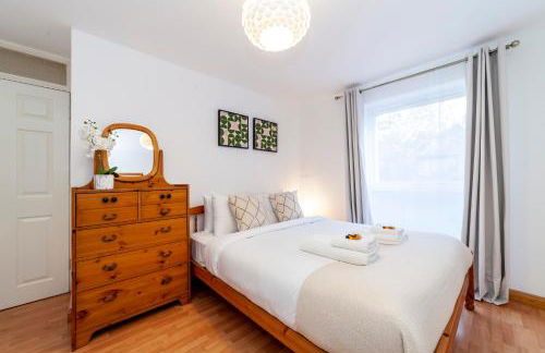 Bright 2BR flat off trendy Chiswick High Road - Photo 6