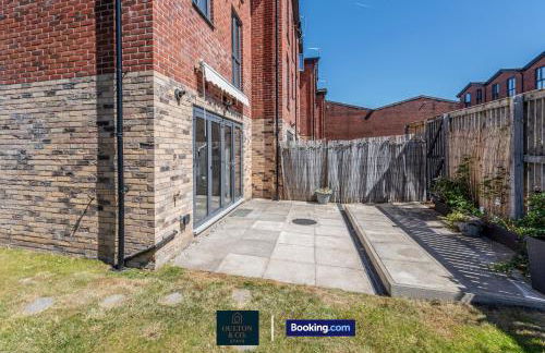 Luxury Retreat For 10 Short Lets & Serviced Accommodation Manchester with Hot Tub and Spacious Garden - Foto 46