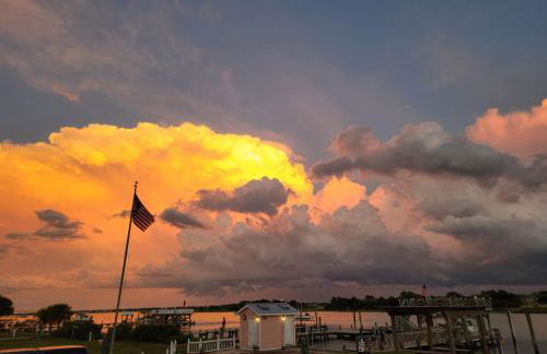 Waterfront, dock, Hot tub, kayaks, King Bedroom with amazing views, RELAXATION, 2 miles to the beach - Foto 17