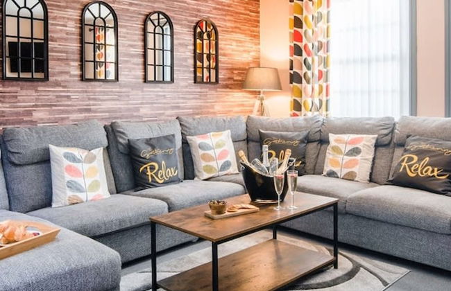 The Gathering Chester 2 Sleeps 14 Very Close to City Centre - Photo 1