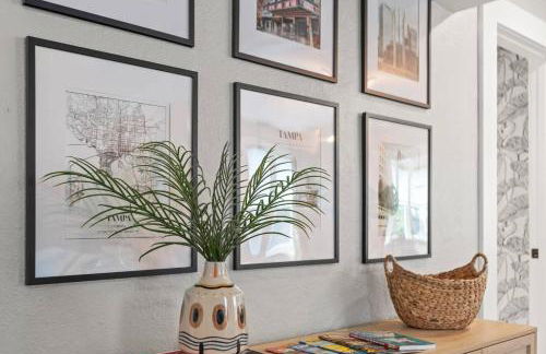 Urban Flamingo Retreat Modern Meets Tropical in this Beautiful, Updated Pet Friendly 3BD Pool Home with Outdoor Living Space - Foto 10