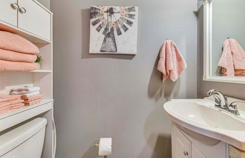 Less Than 8 Mi to Gore Mountain! Family Cottage with Porch - Foto 15