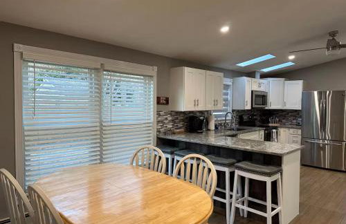 Stylish 3 BR Entire Home NearTown & Beach with Pool Table & King Bed - Foto 27
