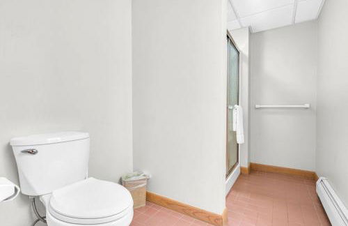 Maine Pondfront Home Sleeps 22 - Pool & Hot Tub - Photo 62