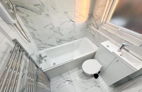 Central Location Liverpool, Modern Home, 4 BR, Sleeps 9, Free Parking - Foto 7