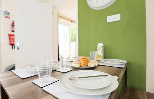 Redland Park By N And N Stays Ltd, Perfect for Contractors & Workers, Close to local amenities and work sites in Bath, Free Parking - Photo 6