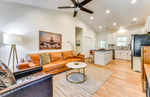 Waterfront Lake Hickory Retreat with Private Dock! - Foto 4