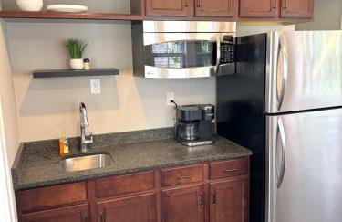 Walk Downtown & River Stylish Cozy Stay w Huge Porch - Foto 12