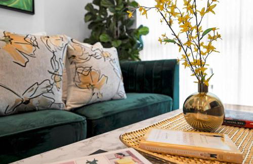 Miami Magic Vibrant 2 Bedroom with Free Parking - Photo 15