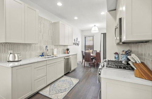 Brick Beauty Downtown, 3BR, Fenced Yard, Garage! - Foto 13