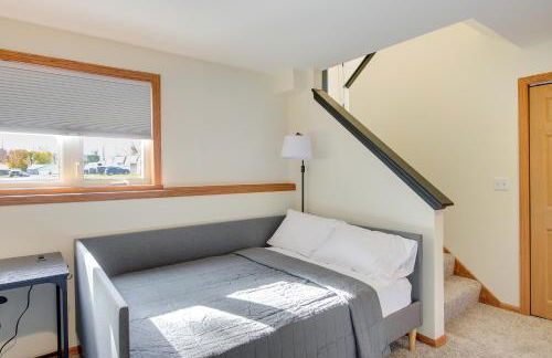 Bright Little Chute Condo with Deck and Yard! - Foto 23