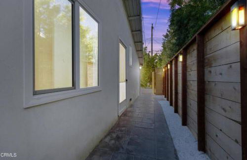 Modern 4 King Beds, Beautiful Large Backyard, Golf, WFH, Long Stays, WI-FI, FWY, 25 mins to Beach - Photo 58