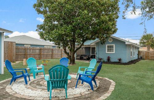 March Sale! Walk to Beach - Large Private Yard - Fire Pit - Dog Friendly - Foto 27