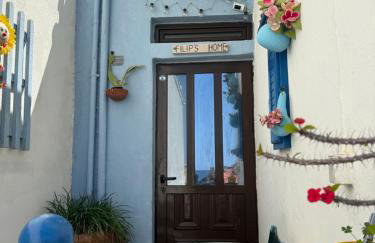 2-Bedroom Blue & White House with Garden and Beach - Foto 10