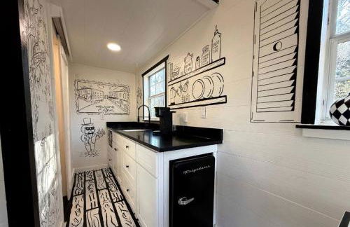 Whimsical Lakefront Tiny Home with Hand-Drawn Doodle Design Near Bastrop, Texas - Foto 10