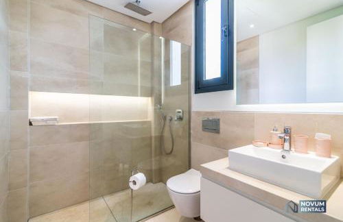 Remarkable 5-BDRM Villa - Heated POOL & GYM - Photo 41