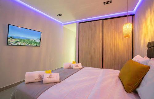Apartamento de Lujo con Jacuzzi Privado, Piscina y Vistas al Mar - Foto 25