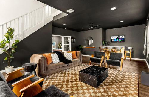 Spacious Retreat with Pool & Hot Tub - 10 Minutes to Downtown - Foto 13