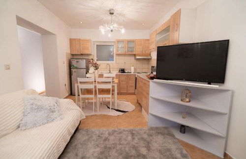 Mary's Downtown Home - a stroll away from Mount Vermio - Photo 1