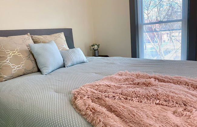 The Southside Villa - With Private Yard & Parking, Near Falls & Casino by Niagara Hospitality - Foto 4