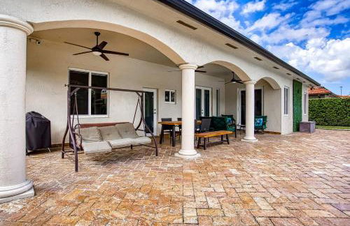 Luxury Tropical Living , 4BR w Backyard Pool Oasis - Foto 41