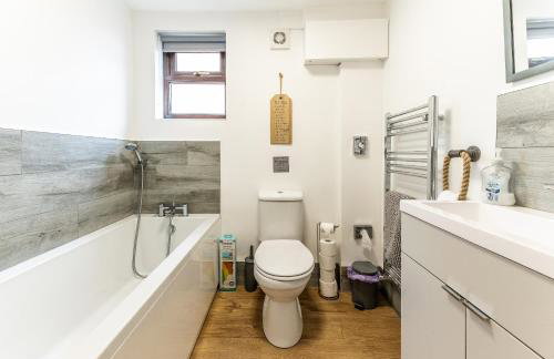 UPSIDE DOWN HOUSE - Sleeps up to 6 Guests - Great for Family and Friends Gatherings,Corporate events ,Near Sherwood Forest at Fairview Farm in Nottingham set in 88 acres - Foto 21