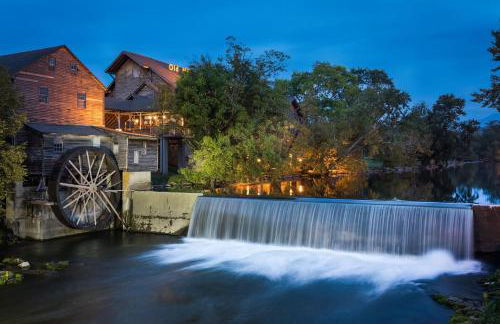 Swimming in the Smokies by American Patriot Getaways - Foto 1