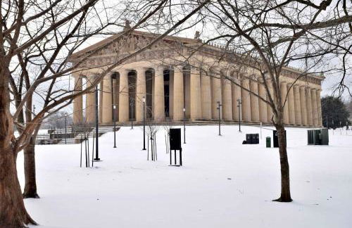 Stylish 3 Bed Retreat, Rooftop, Parking, Sleeps 10, Ensuite Baths, Bunk Room, Gourmet Kitchen, Cozy Living Space, Rooftop Views & Fire Table, Near Downtown, Distilleries & Marathon Village, 24 Hr Hospitality - Foto 31